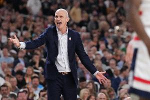 世俱杯赛程2025-冲击三连冠失败！康大主帅谈拒绝湖人offer：父亲曾建议我接受